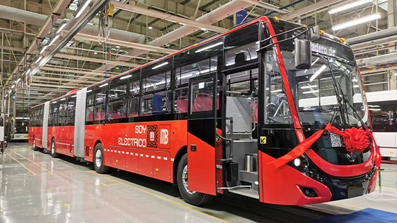 Dunyoning birinchi 26 metrlik sof elektr qo‘shma burilishli avtobusi ishlab chiqarish liniyasidan chiqdi