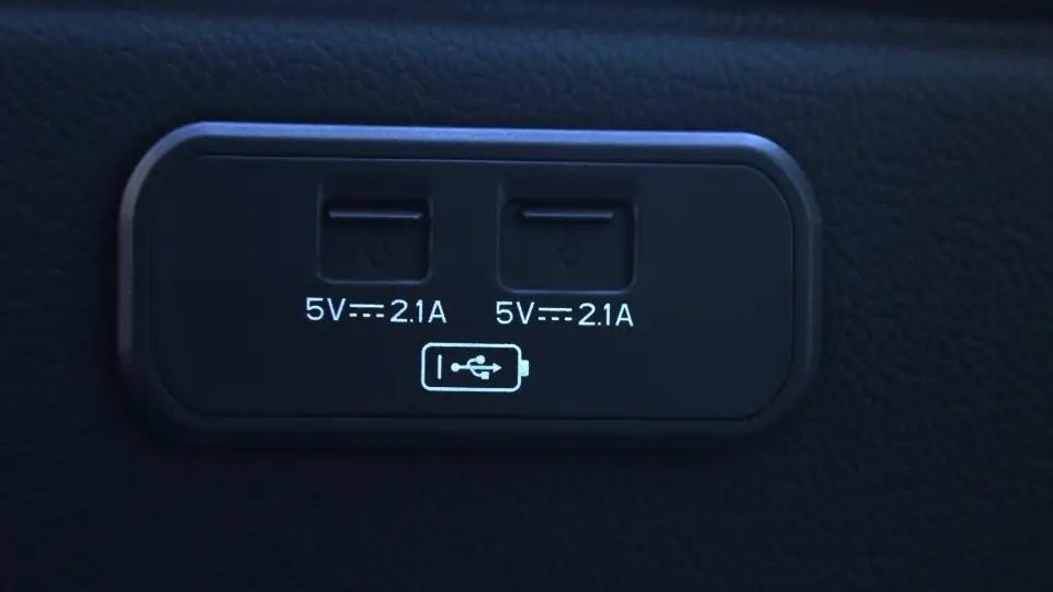 Опционально установлен USB-порт для зарядки в зоне пассажиров
