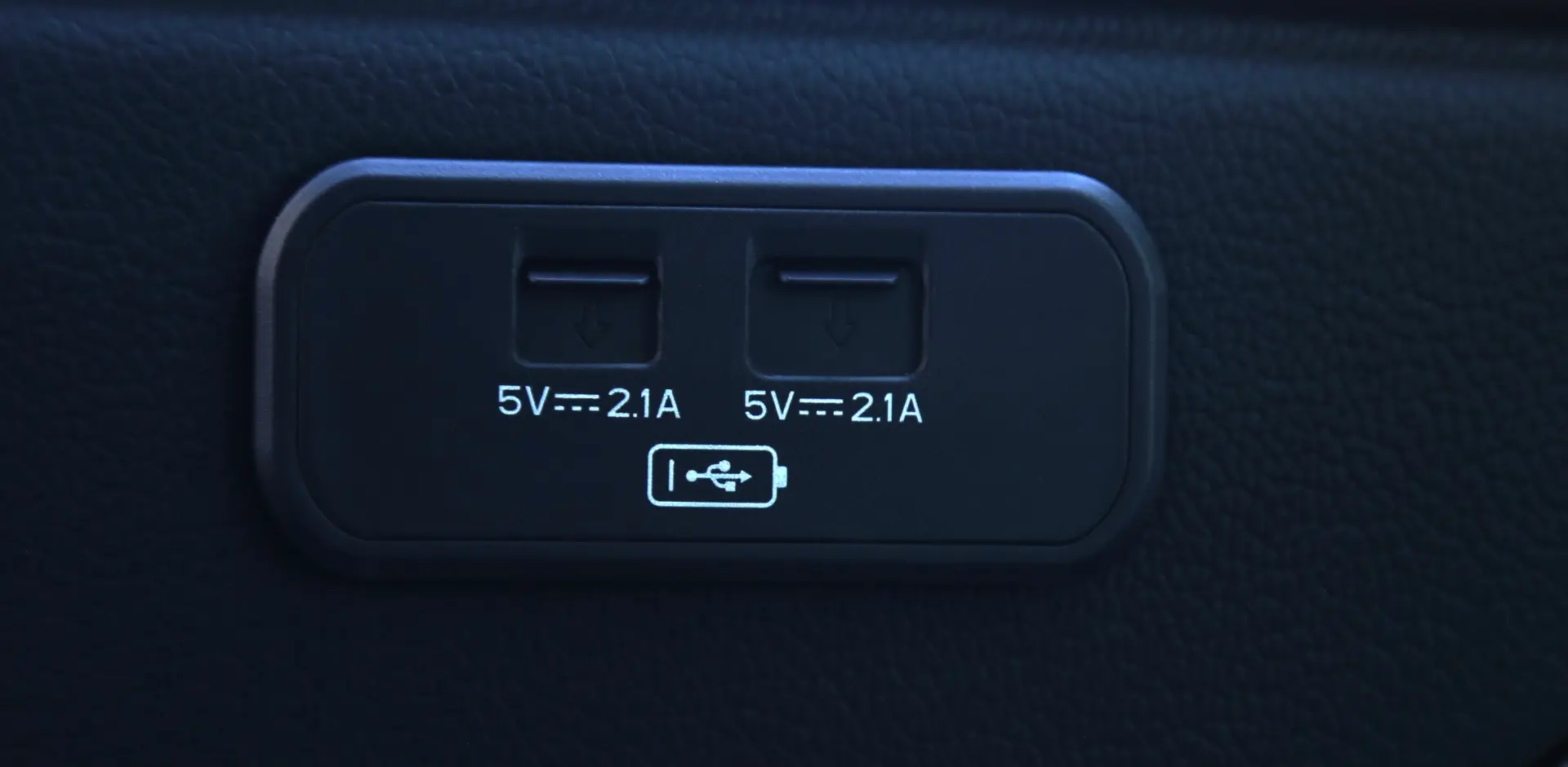 Опционально установлен USB-порт для зарядки в зоне пассажиров