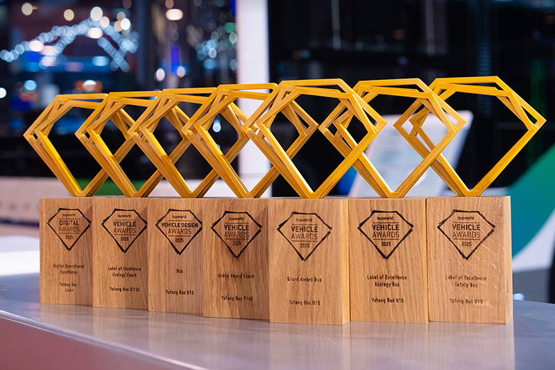 Yutong Busworld Europe 2025 ko‘rgazmasida EV Long-Life texnologiyasini taqdim etdi va yettita yirik mukofotni qo‘lga kiritdi. Shulardan Yutong T14E va U15 modellari mos ravishda “Grand Award Coach” va “Grand Award Bus” bilan taqdirlandi.