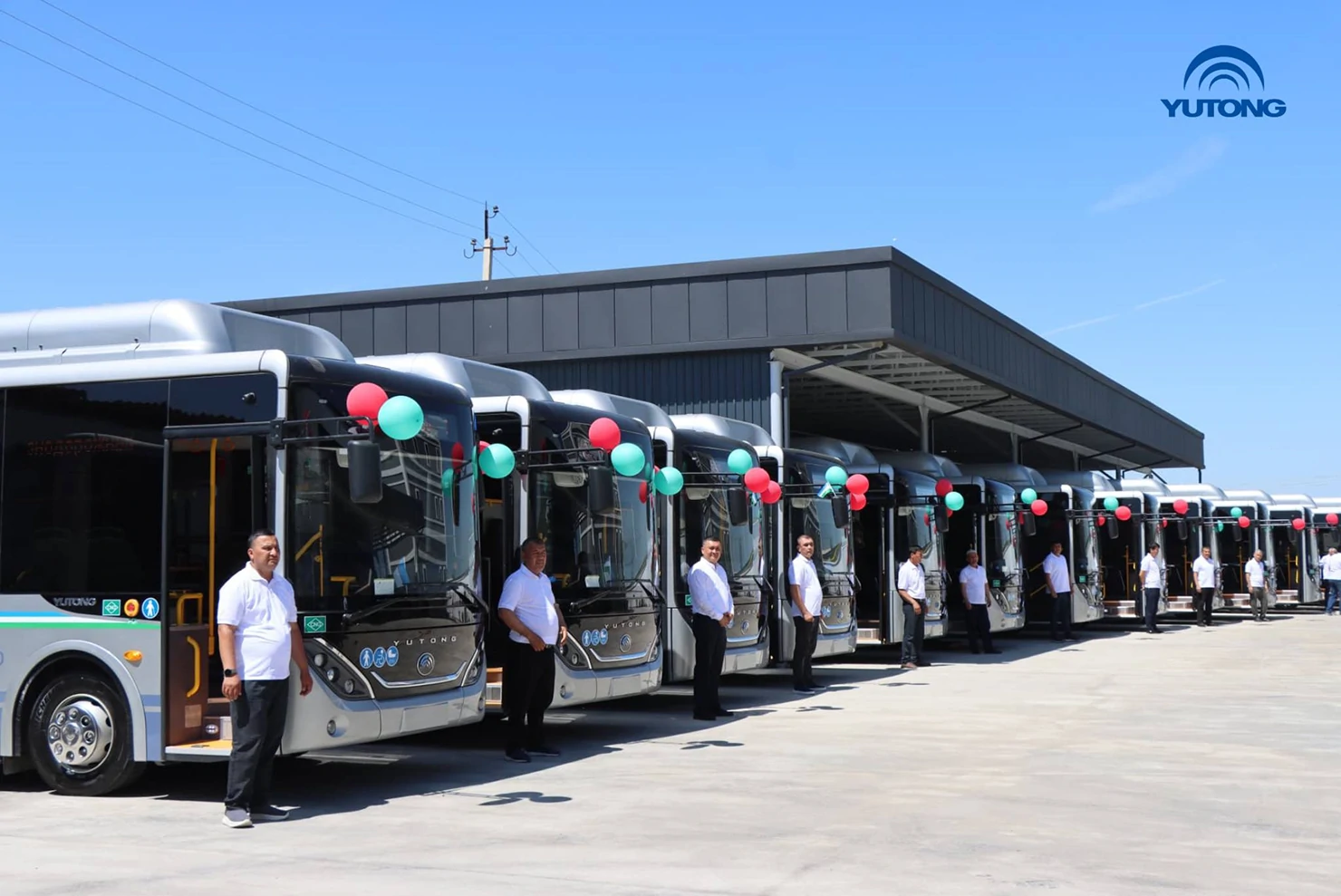 Andijonga 16 ta zamonaviy Yutong avtobuslari yetkazildi – viloyat hokimi yangi texnika bilan shaxsan tanishdi Andijonga 16 ta zamonaviy Yutong avtobuslari yetkazildi – viloyat hokimi yangi texnika bilan shaxsan tanishdi