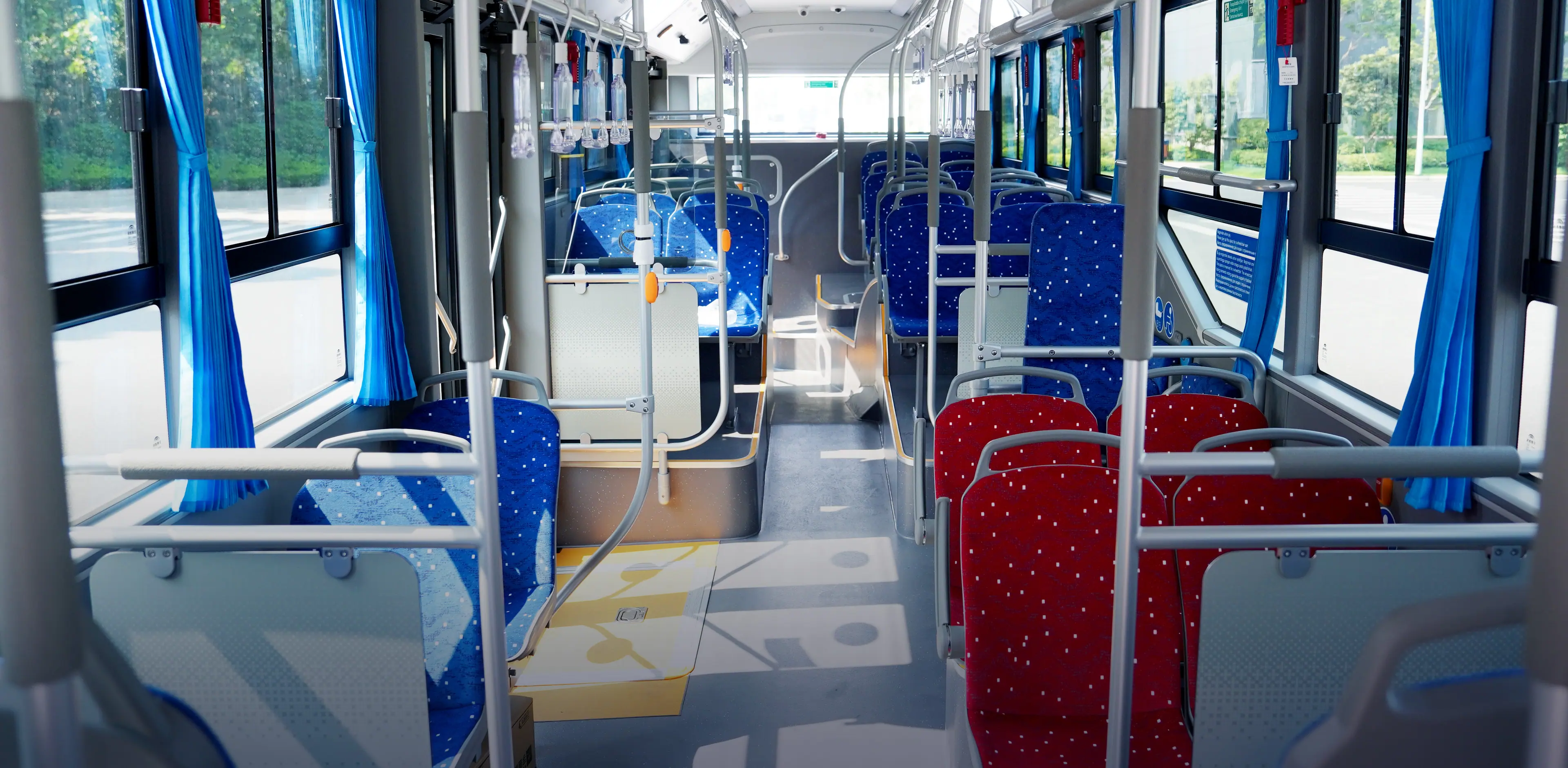 E12PRO заботится о потребностях каждого пассажира, повышая комфорт благодаря заботливым и удобным конфигурациям.